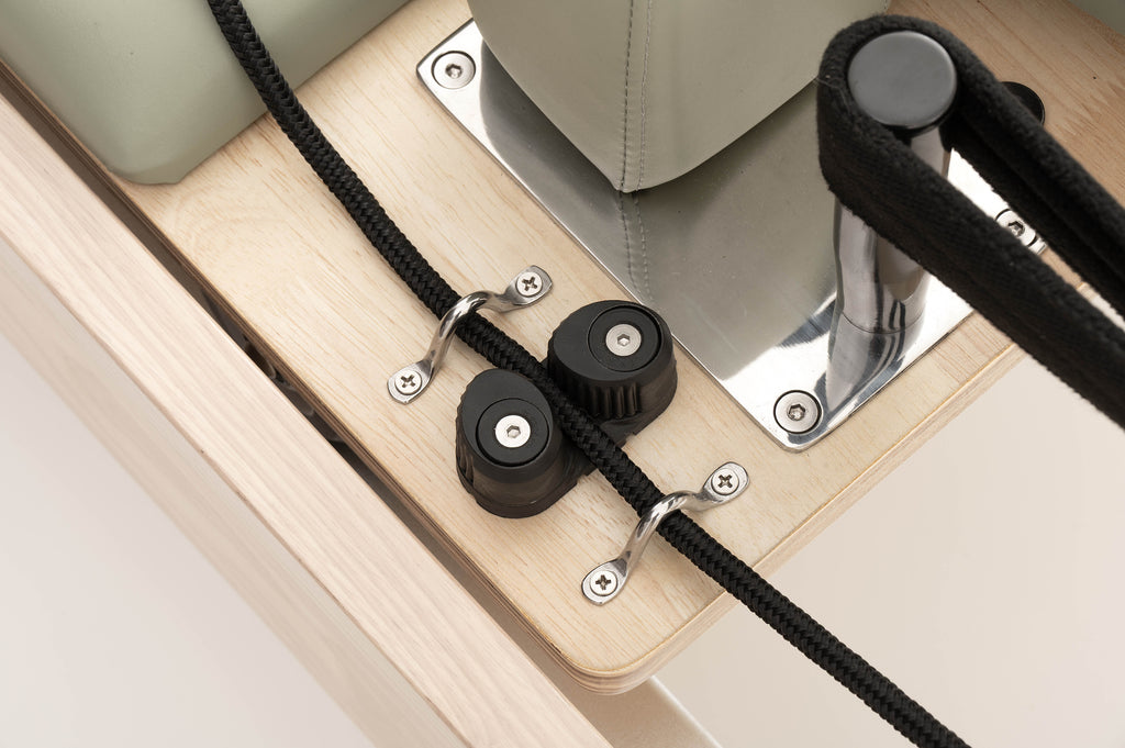 Lettino Reformer in legno con torre Mooma